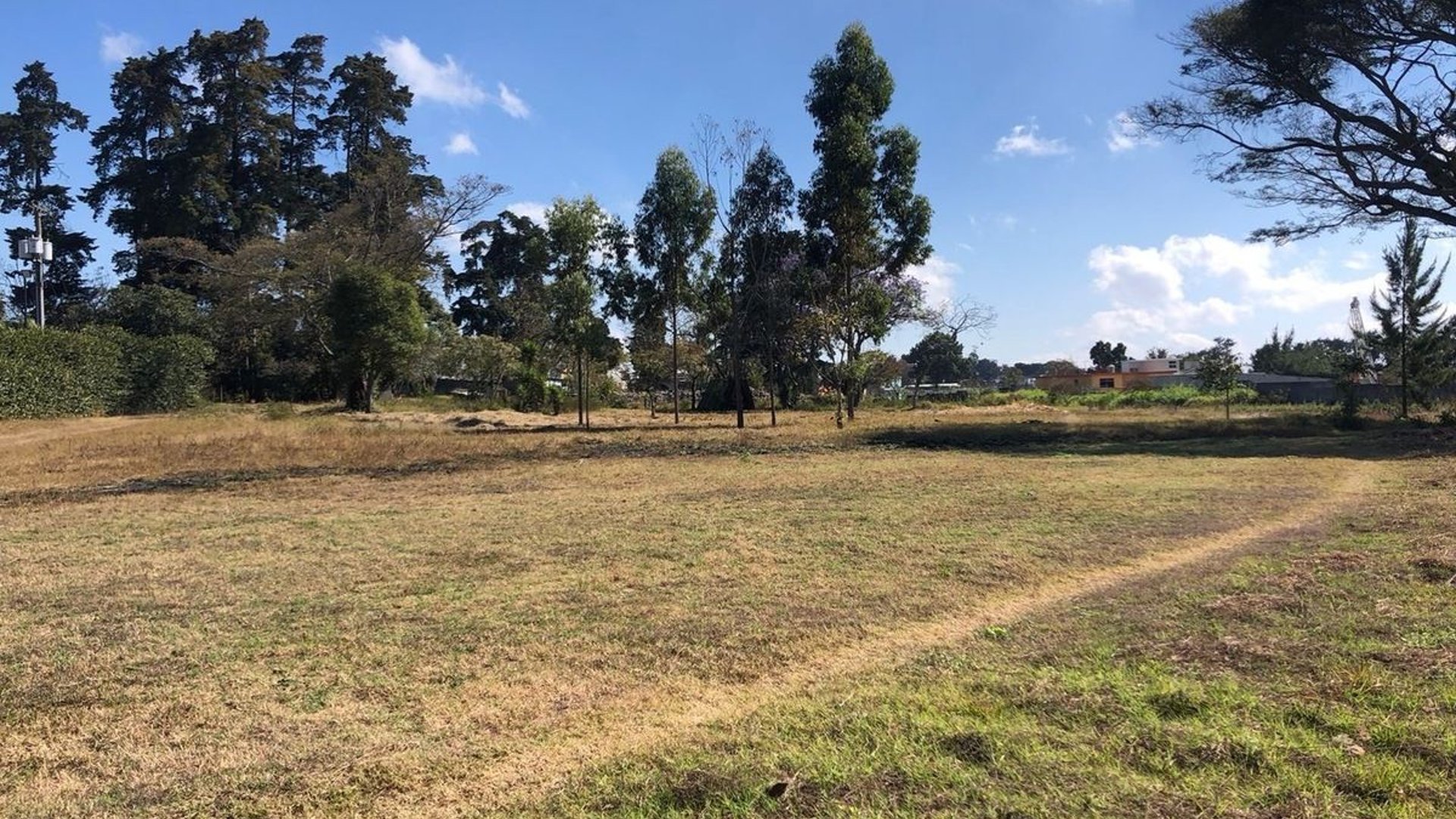 Renta de Terreno sobre Calzada San Juan, Zona 7