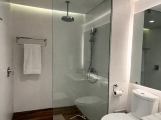 Modern 1-Bedroom Apartment with Parking in Zone 10, Guatemala City | $1325 Rent - Image 8