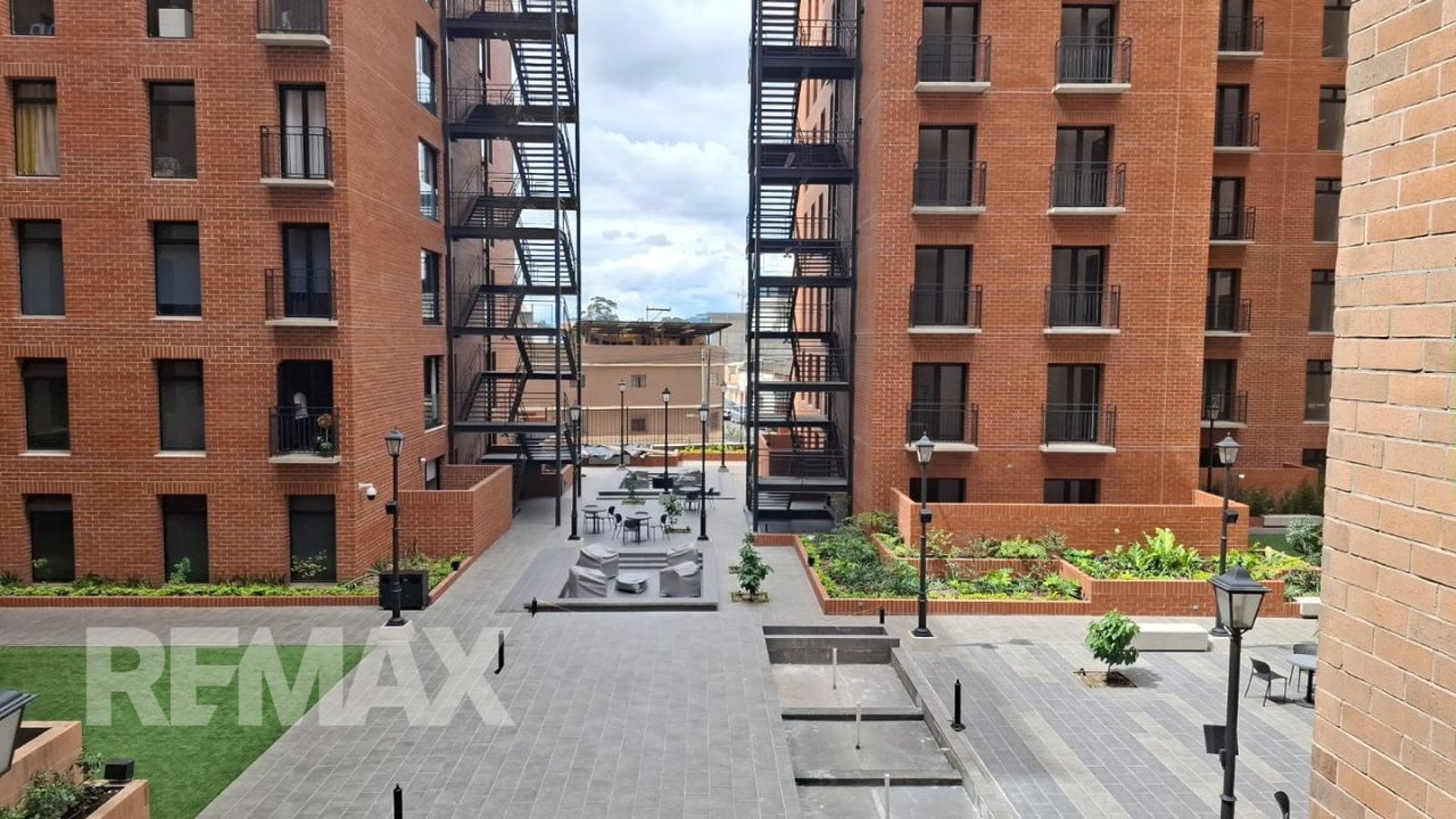 APARTAMENTO EN VENTA  EDIFIICIO CENTRICO ZONA 5 - Image 1