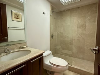 en Venta apartamento Amueblado y Equipado en la zona 10 - Image 13