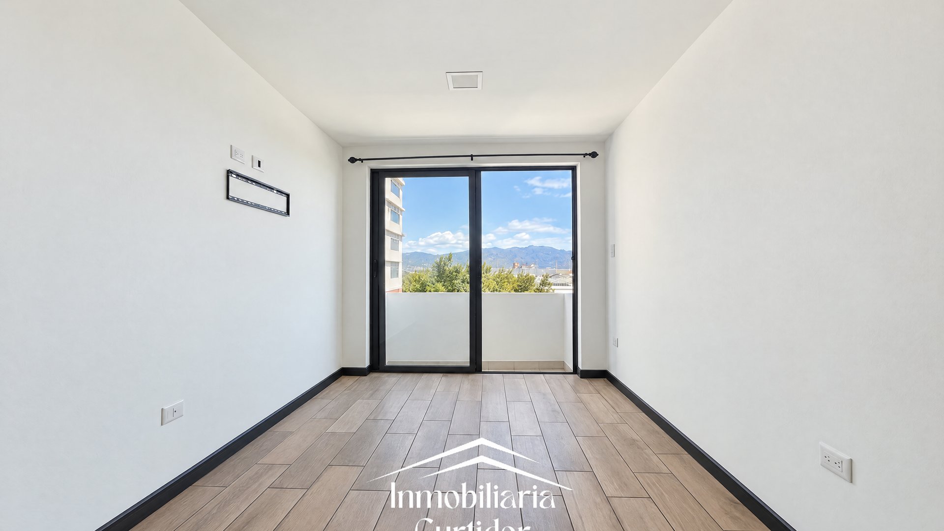 Apartamento en renta en Petápolis zona 12 - 3 habitaciones y área comercial