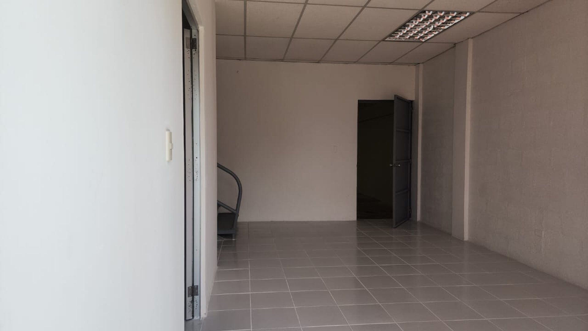 OFIBODEGA EN COMPLEJO ZONA 6 DE VILLA NUEVA - Miniatura 3