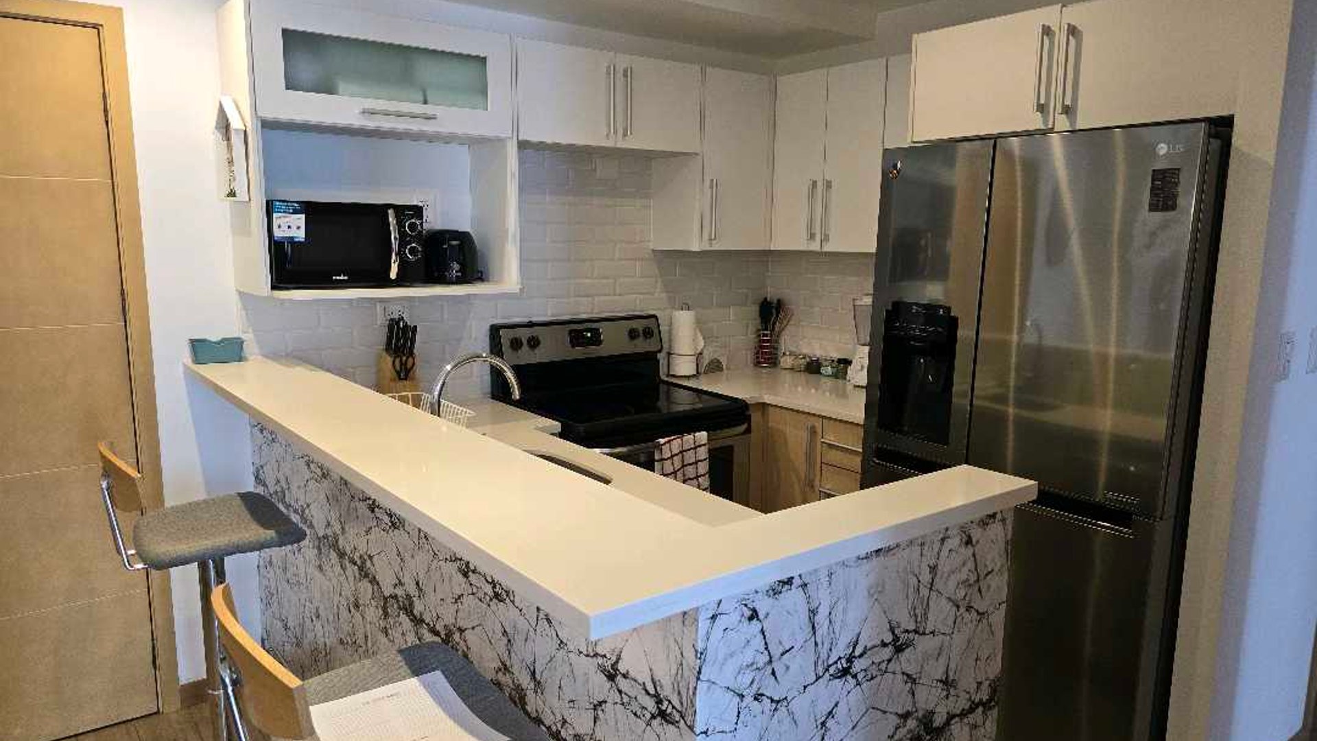 APARTAMENTO AMUEBLADO EN ALQUILER EN ZONA 10 - - Miniatura 8