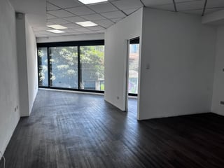 📍 LOCAL EN RENTA – 39.23 M² + OFICINA | EDIFICIO ATLANTIS | ZONA 10 - 3