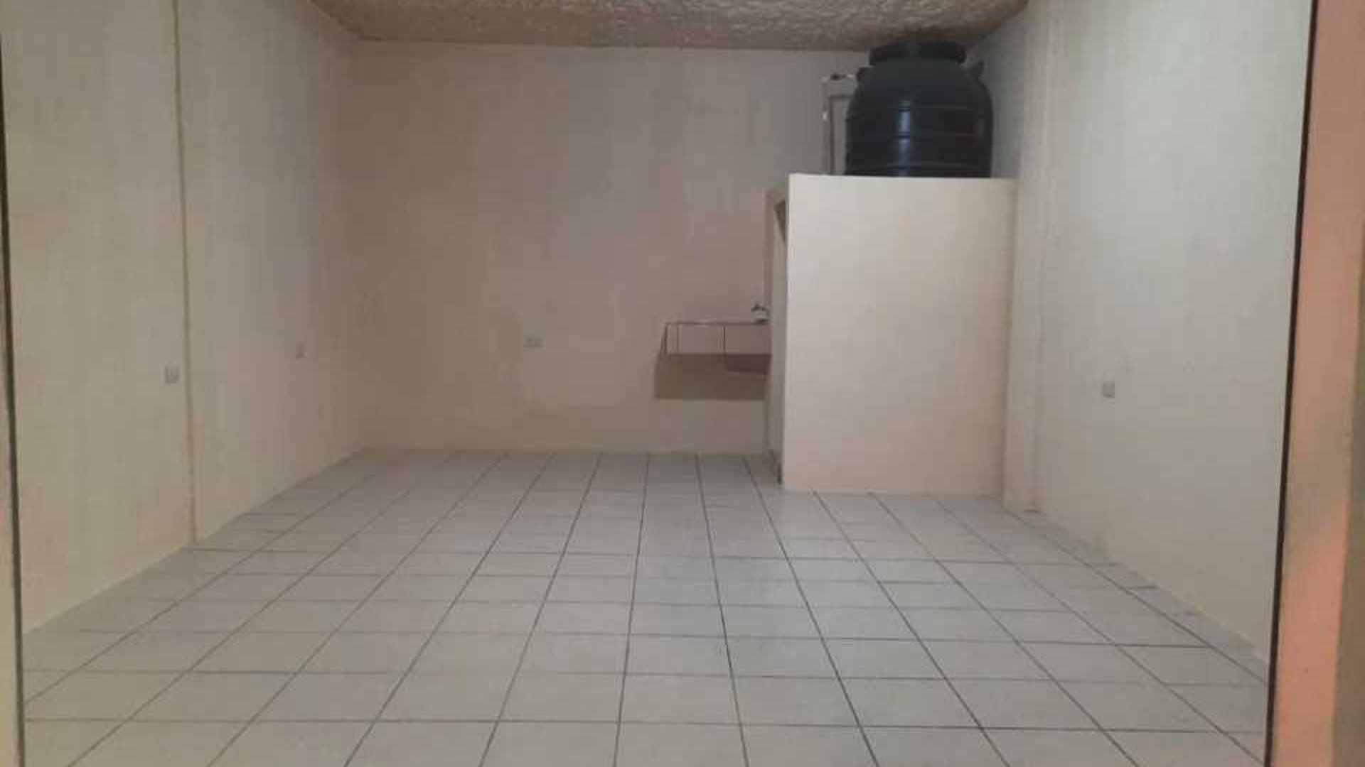 Alquilo 2 locales comerciales a una cuadra de Calz San Juan - Miniatura 5