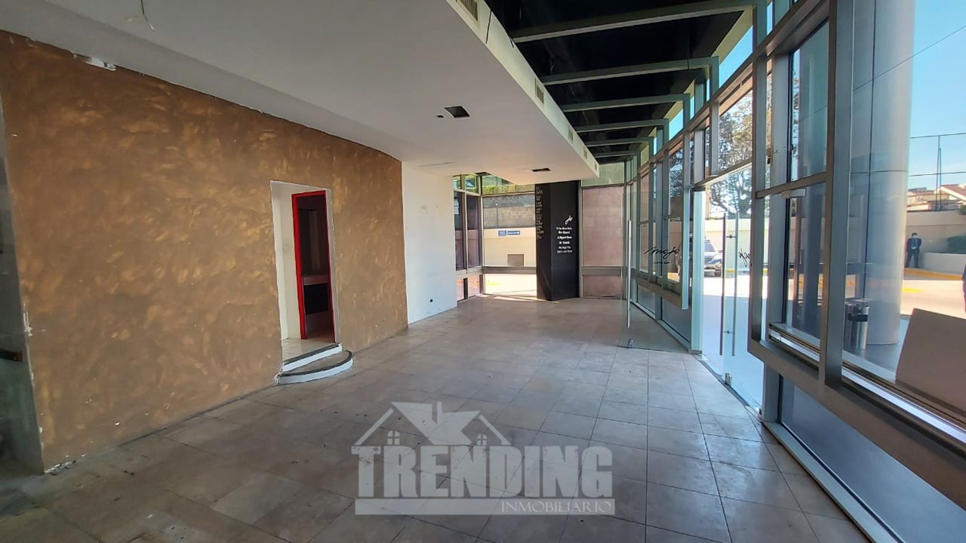 ✨ Zona 15 | Local en venta | 84.64 m² | Edificio Avante - Miniatura 2