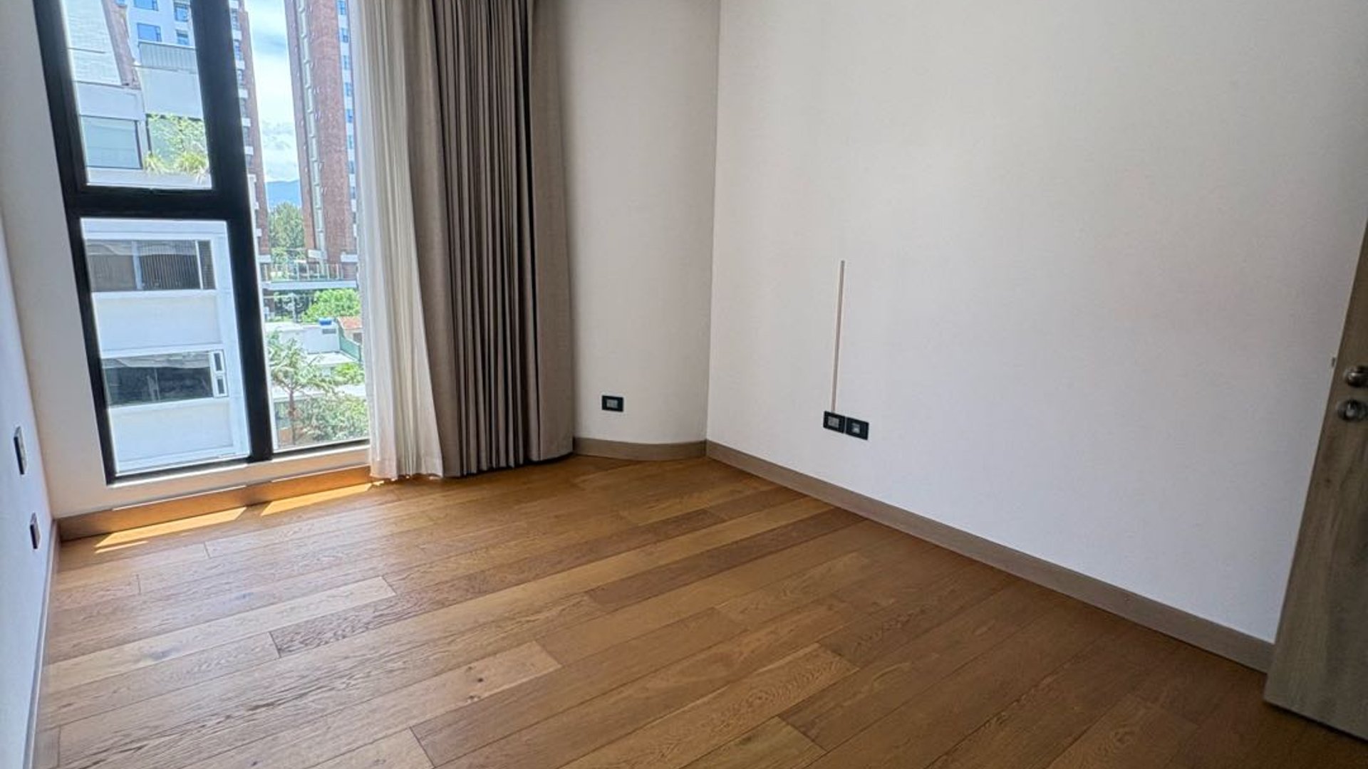 Apartamento en Alquiler Edificio Torre Vertic, zona 14 - Miniatura 11