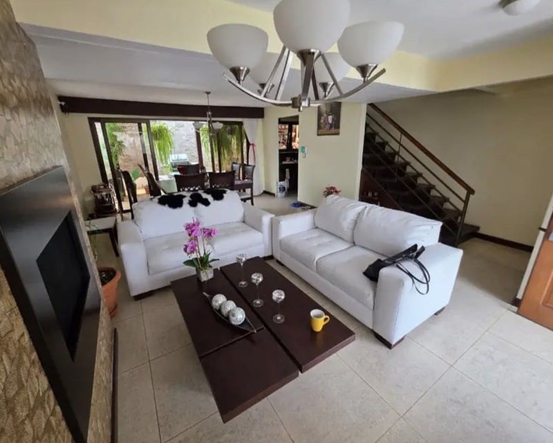 Casa en Venta de 4 Habitaciones en Santuaria de Muxbal – Exclusividad y Confort