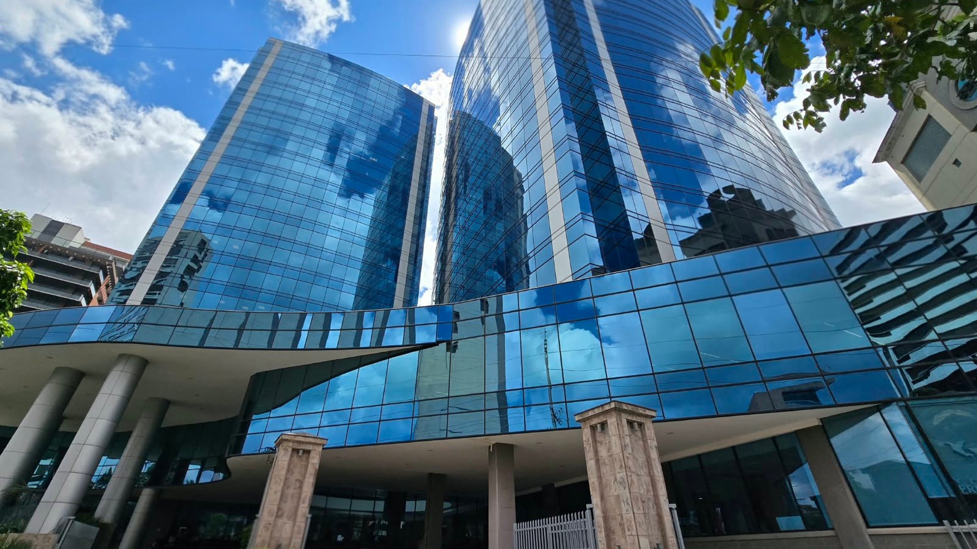RENTA Oficina Zona 10 Edificio Interaméricas