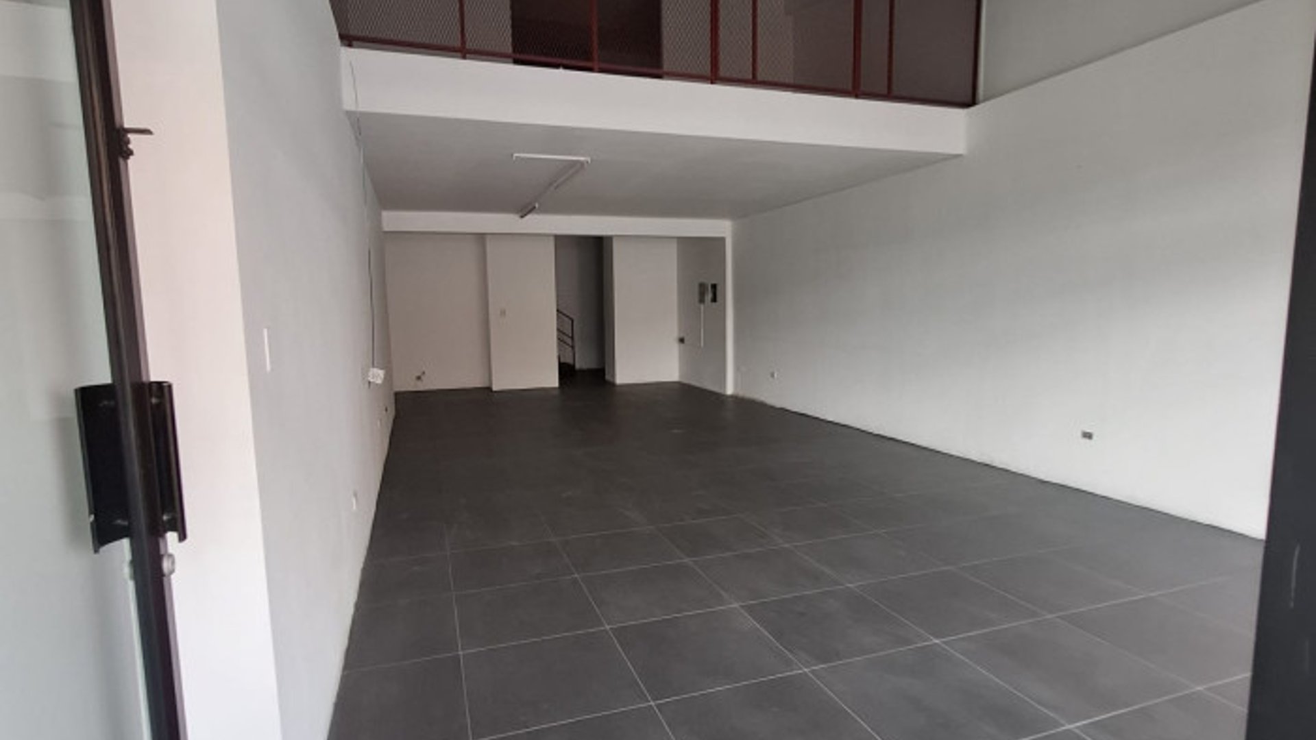 En renta local comercial en Zona 10 - Miniatura 4