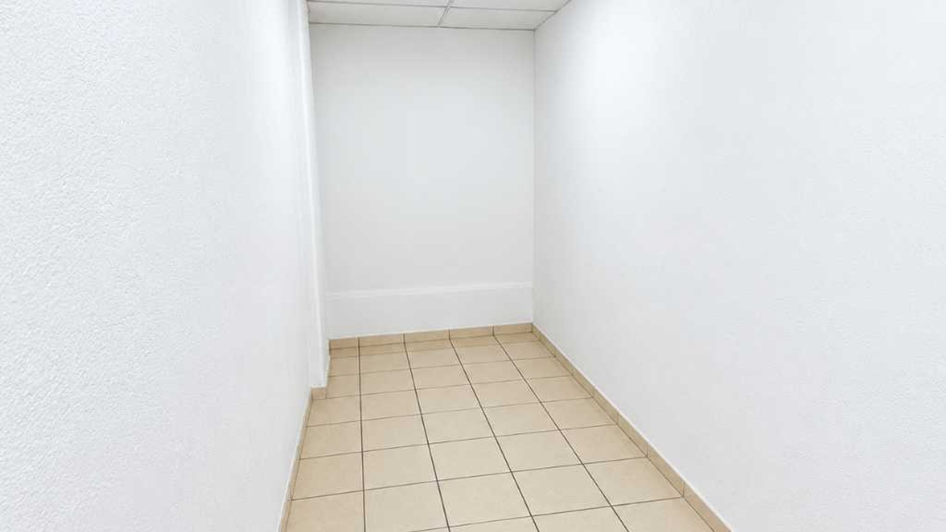 LOCAL COMERCIAL EN RENTA – ZONA 10 - Miniatura 4