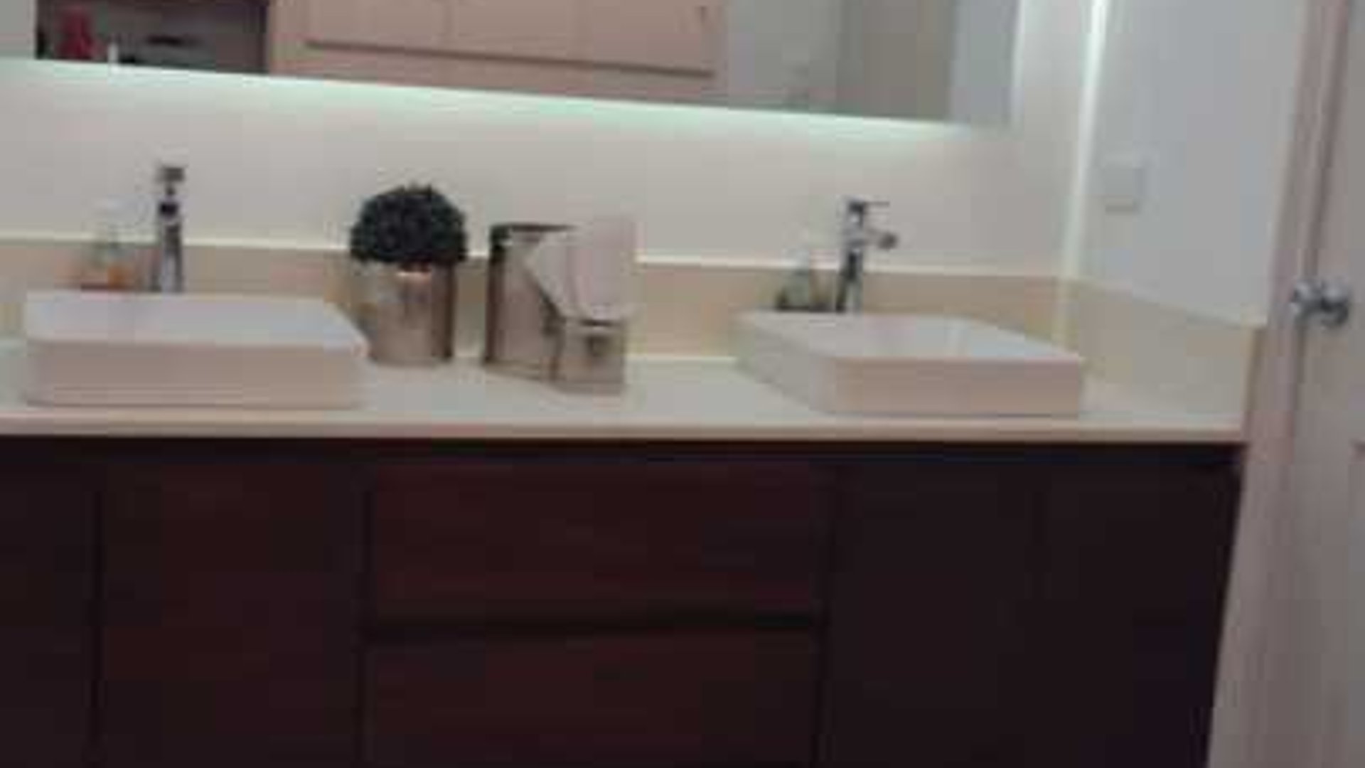 Vendo Oficina en Europlaza zona 14 - Miniatura 11
