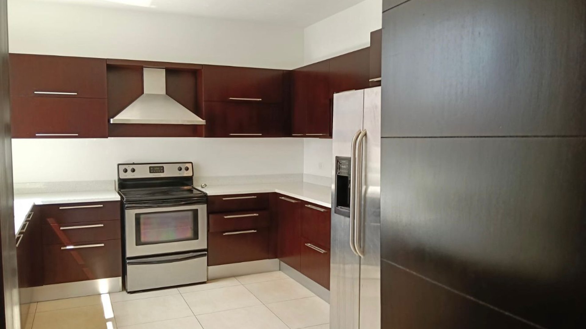 ALQUILER DE AMPLIO APARTAMENTO 2 NIVELES - 5TA AVENIDA, ZONA 14 - Miniatura 3