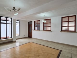 Casa grade en Venta Las Hojarascas Zona 1 de Mixco - 2