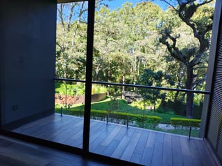 Apartamento de 3 habitaciones con balcón | Zona 10, Ciudad de Guatemala | $1,500/mes - 4