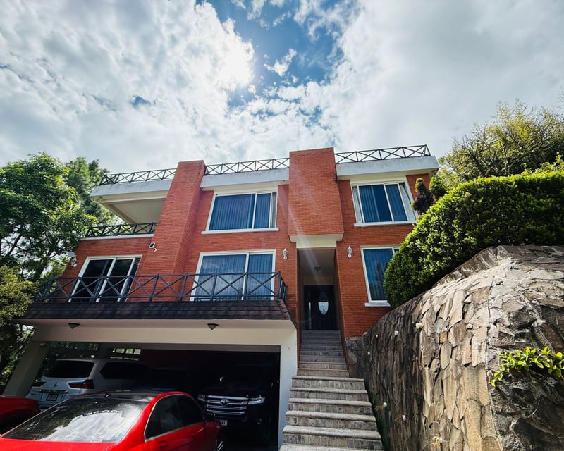 VENTA DE AMPLIA Y CÉNTRICA CASA - SAN LAZARO, ZONA 15