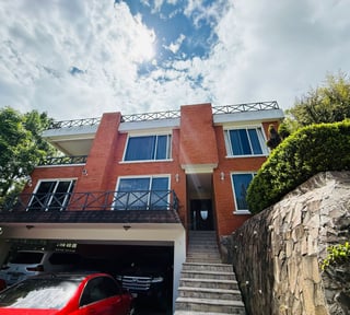 VENTA DE AMPLIA Y CÉNTRICA CASA - SAN LAZARO, ZONA 15