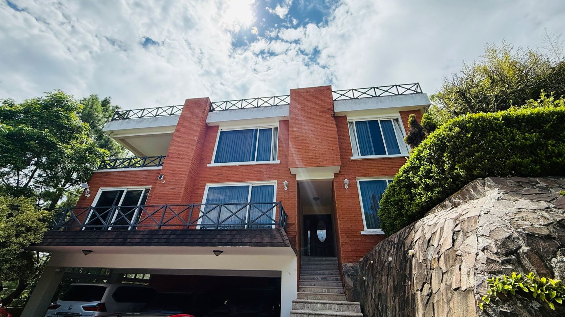 VENTA DE AMPLIA Y CÉNTRICA CASA - SAN LAZARO, ZONA 15