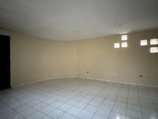 Oficinas y bodega en renta calle transitada zona 9 - 3