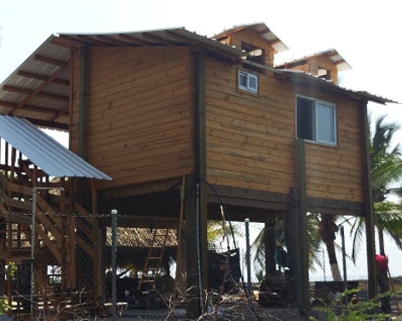 Terreno a orilla de la Playa con Casa en Venta