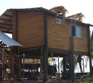 Terreno a orilla de la Playa con Casa en Venta