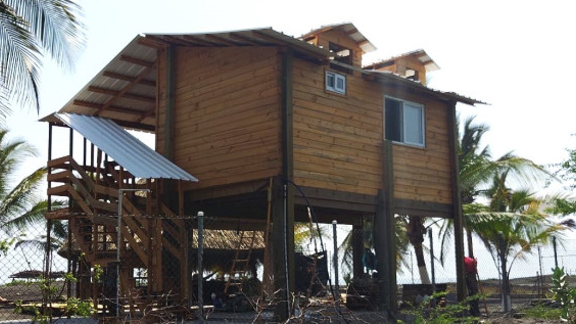 Terreno a orilla de la Playa con Casa en Venta
