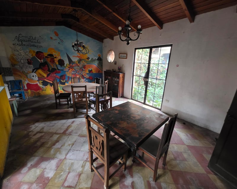 Venta de casa en zona 2, ideal hostal, airbnb, 7 habitaciones Ref-5740