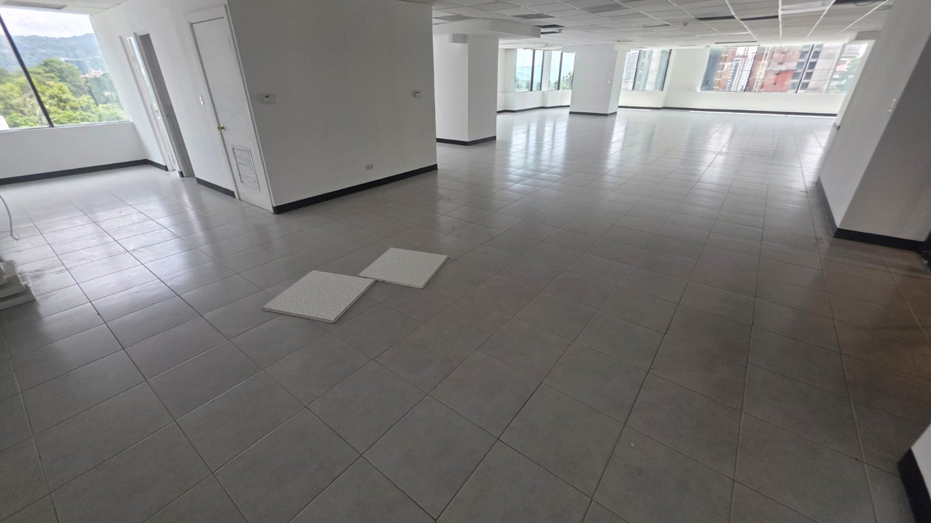 Oficina en renta - nivel medio - 955M2 en zona 14 Ref-5286