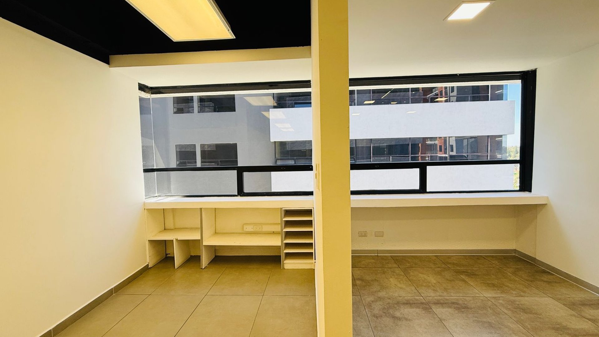 ALQUILER DE CENTRICA OFICINA 67.80MT2 - CENTRO EMPRESARIAL, ZONA 10 - Miniatura 5