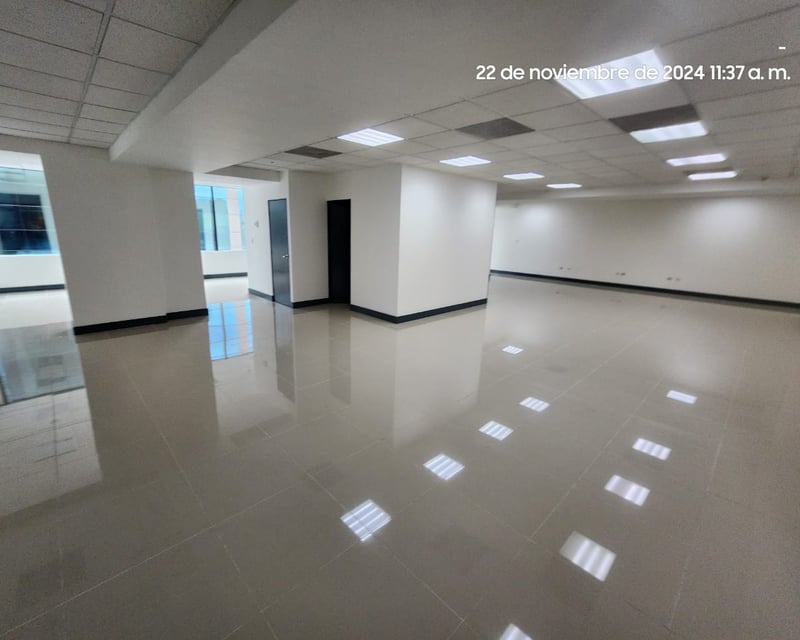 Oficina en renta con 4 parqueos en zona 14 Ref-4984