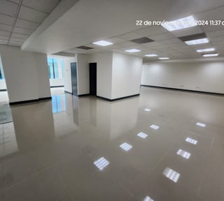 Oficina en renta con 4 parqueos en zona 14 Ref-4984