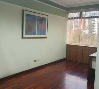 *Alquiler de Clínica compartida en Edificio Multimédica zona 15