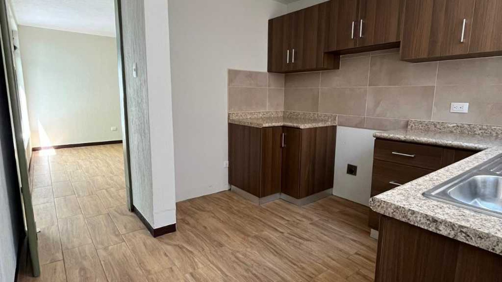 CASA EN RENTA – CONDOMINIO SAN SEBASTIÁN, AVENIDA HINCAPIÉ, ZONA 13 - Miniatura 8