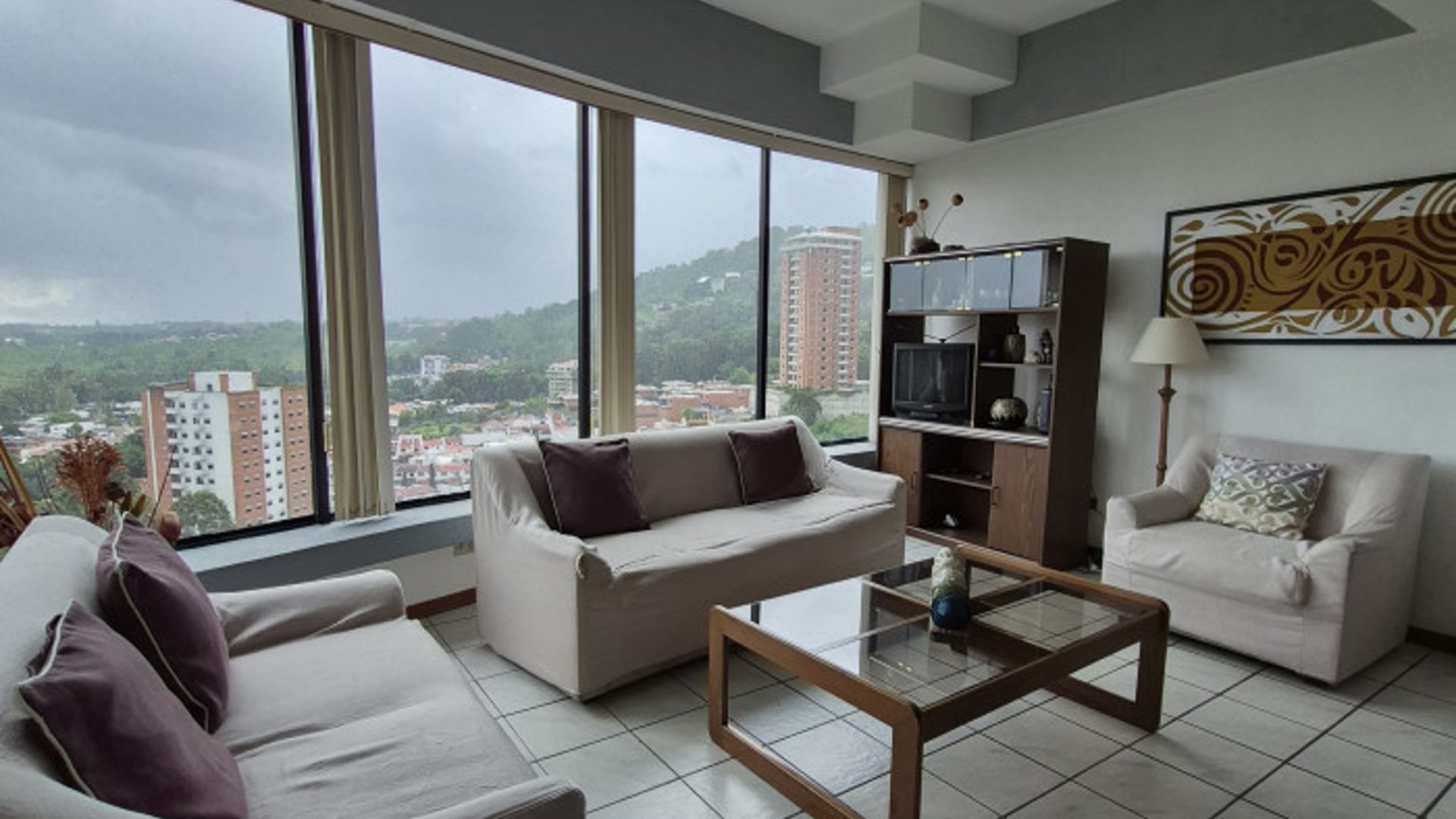Renta apartamento amplio de 1 habitación en zona 15 VH2 - Image 1