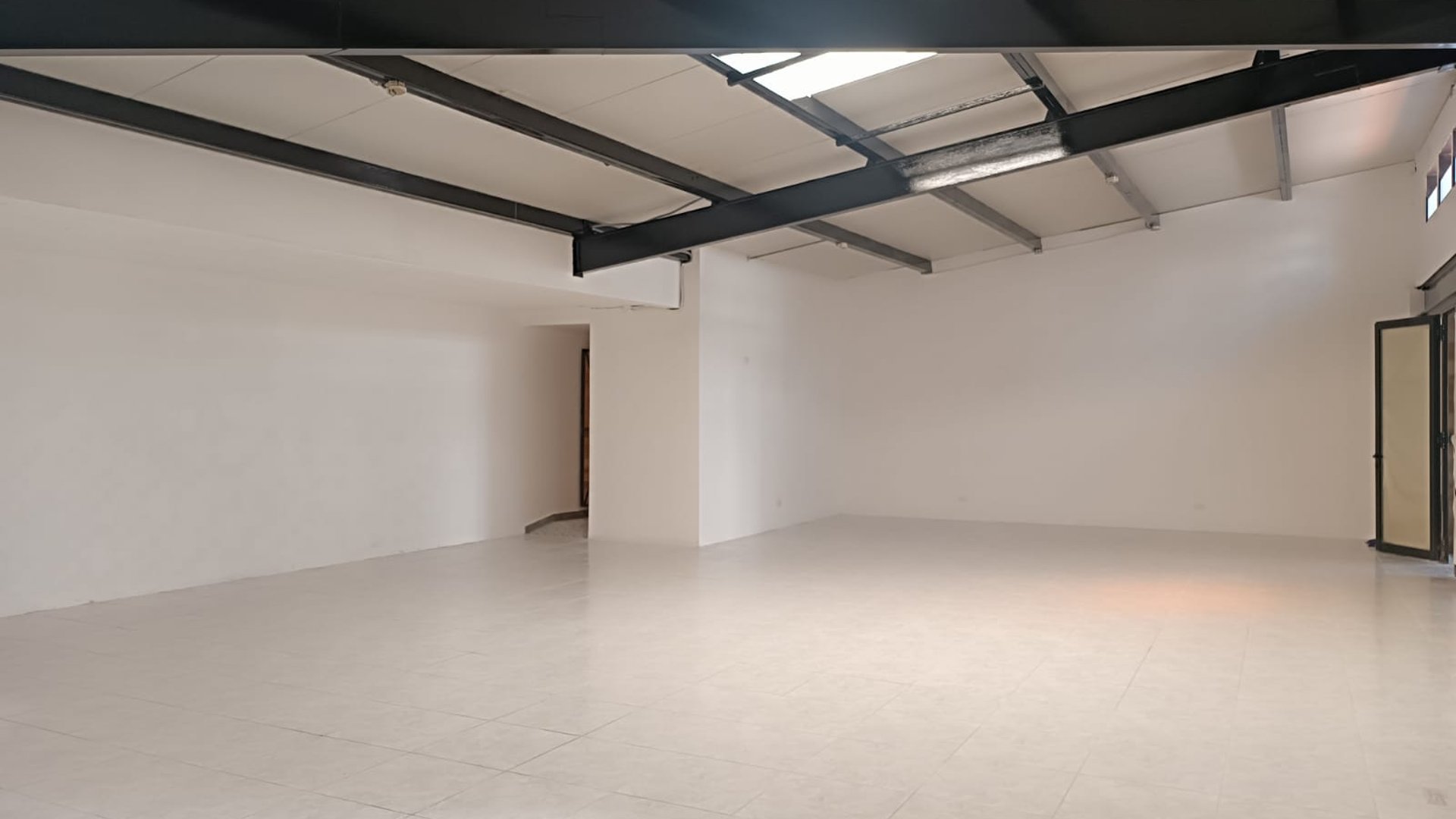 Local en renta Plaza Convenia Zona 10, ideal para restaurante, 189.79 m² + pérgola