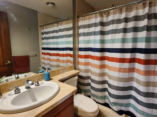 Amplio Apartamento en zona 10 en Alquiler - Image 18