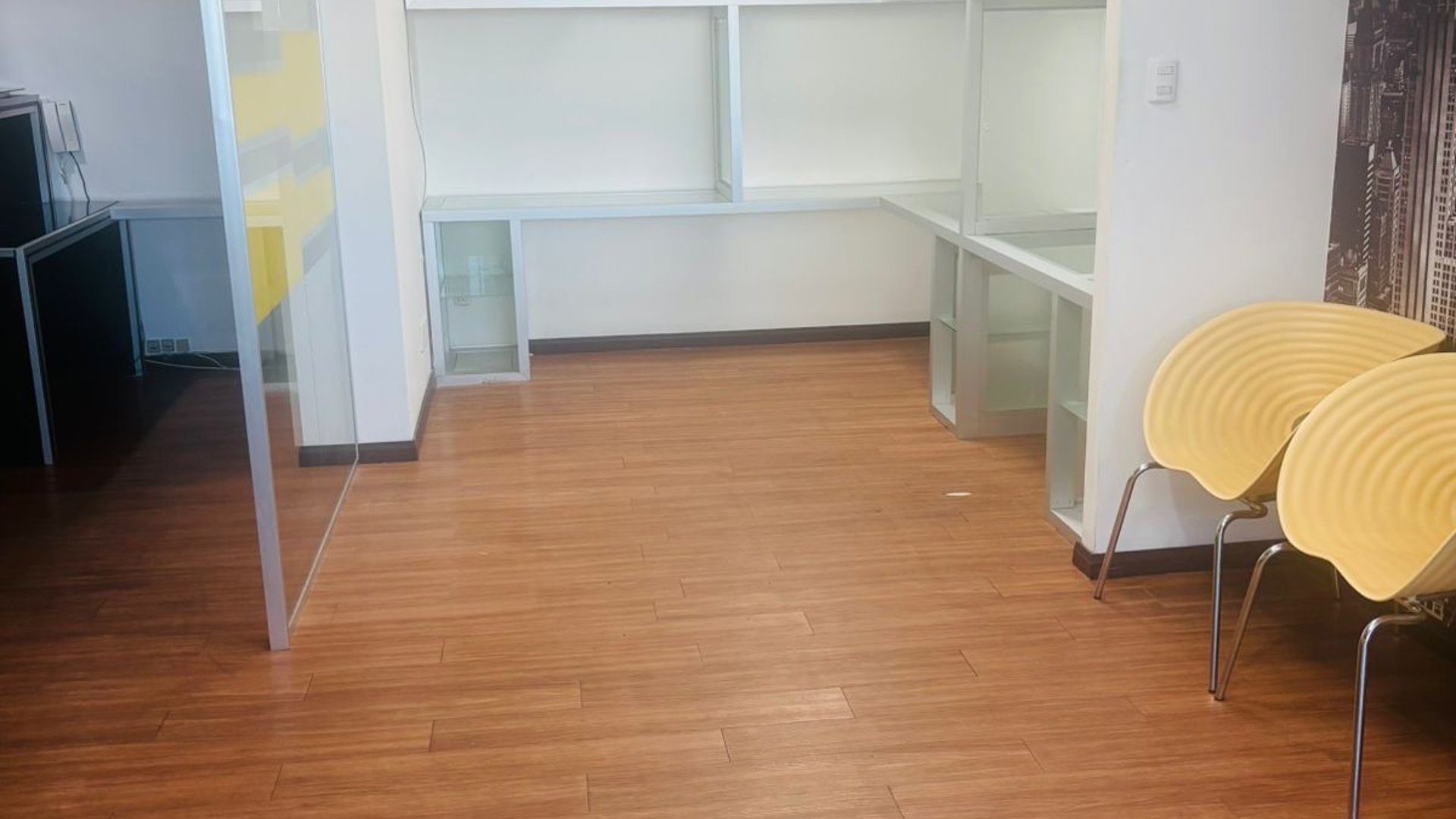Oficina Moderna Zona 10, Guatemala: 77m², 2 Estac. - Renta $8000 GTQ - Miniatura 3