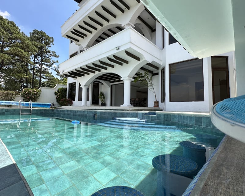 Casa de Lujo y Vistas Top en Venta en Montebello CAES