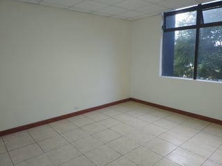 Renta de oficina en edificio Valsari Zona 10 - Image 1