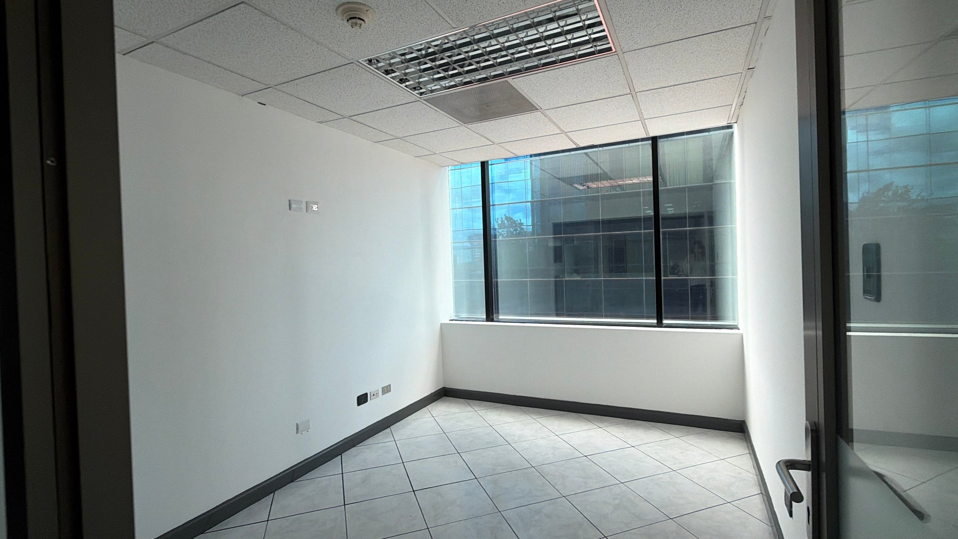 Oficina en Alquiler / Venta Edificio Europlaza, zona 14 - Miniatura 7
