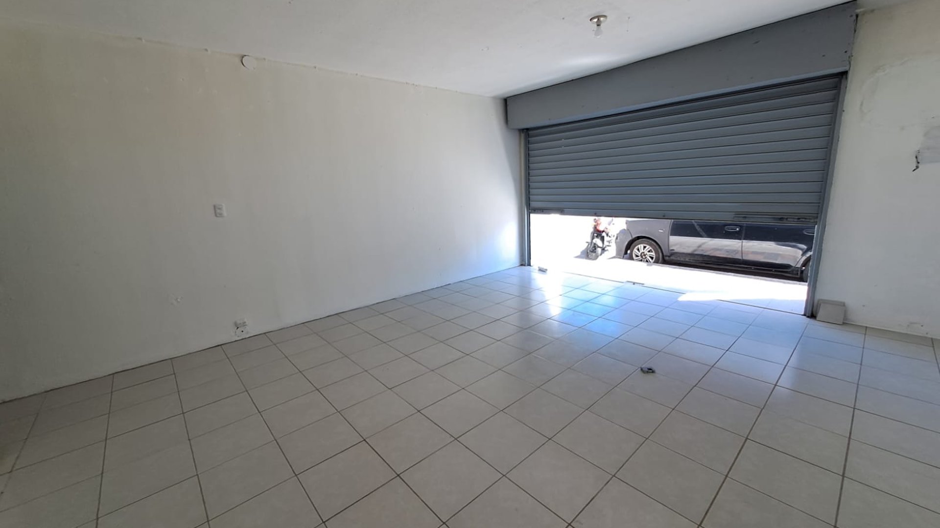 ALQUILO LOCAL COMERCIAL EN ZONA 5 - Miniatura 2
