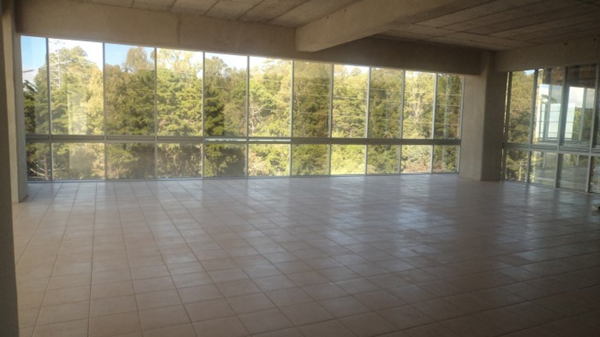 Alquilo Oficina con 86.20m2 en Carretera El Salvador