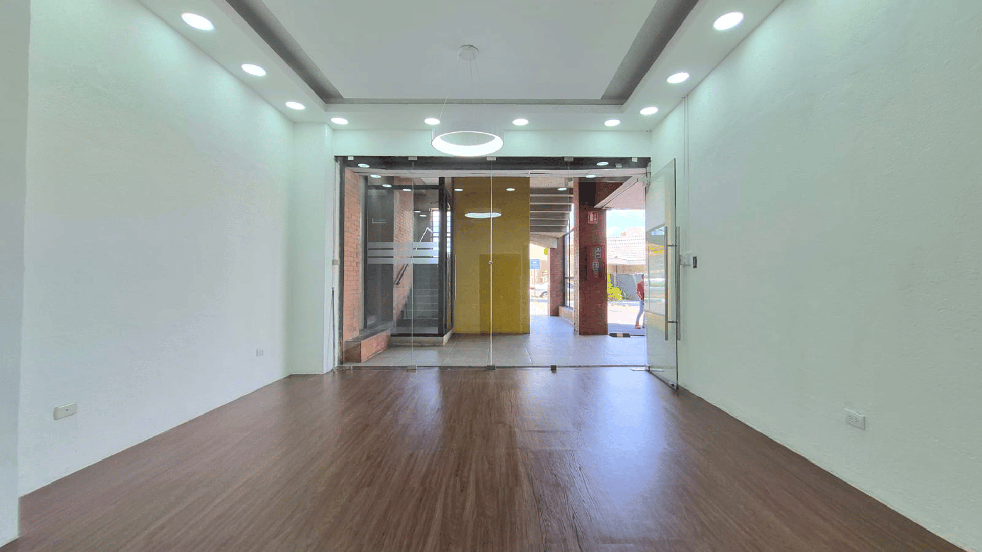RENTA Local Centro Comercial Metrosur Calzada Aguilar Batres 