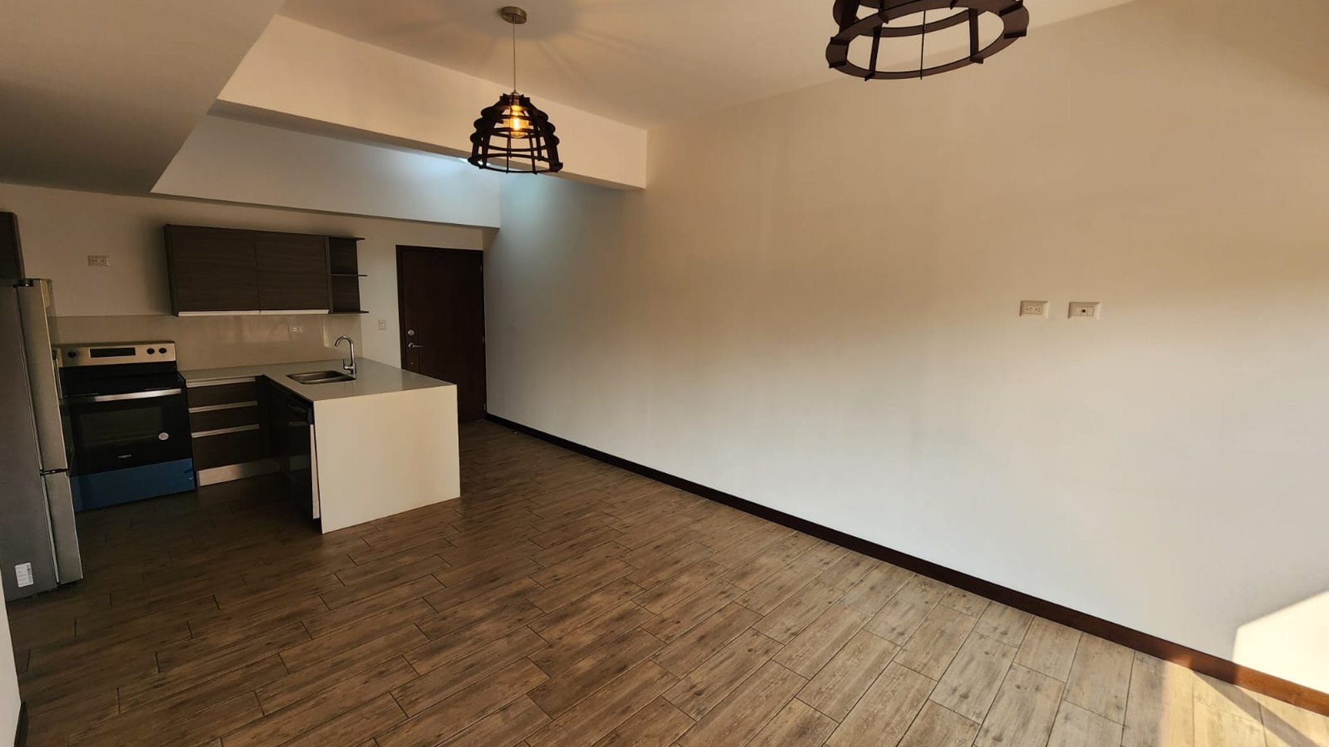 Renta de apartamento en zona 10 - 3 habitaciones con balcon Ref-5947