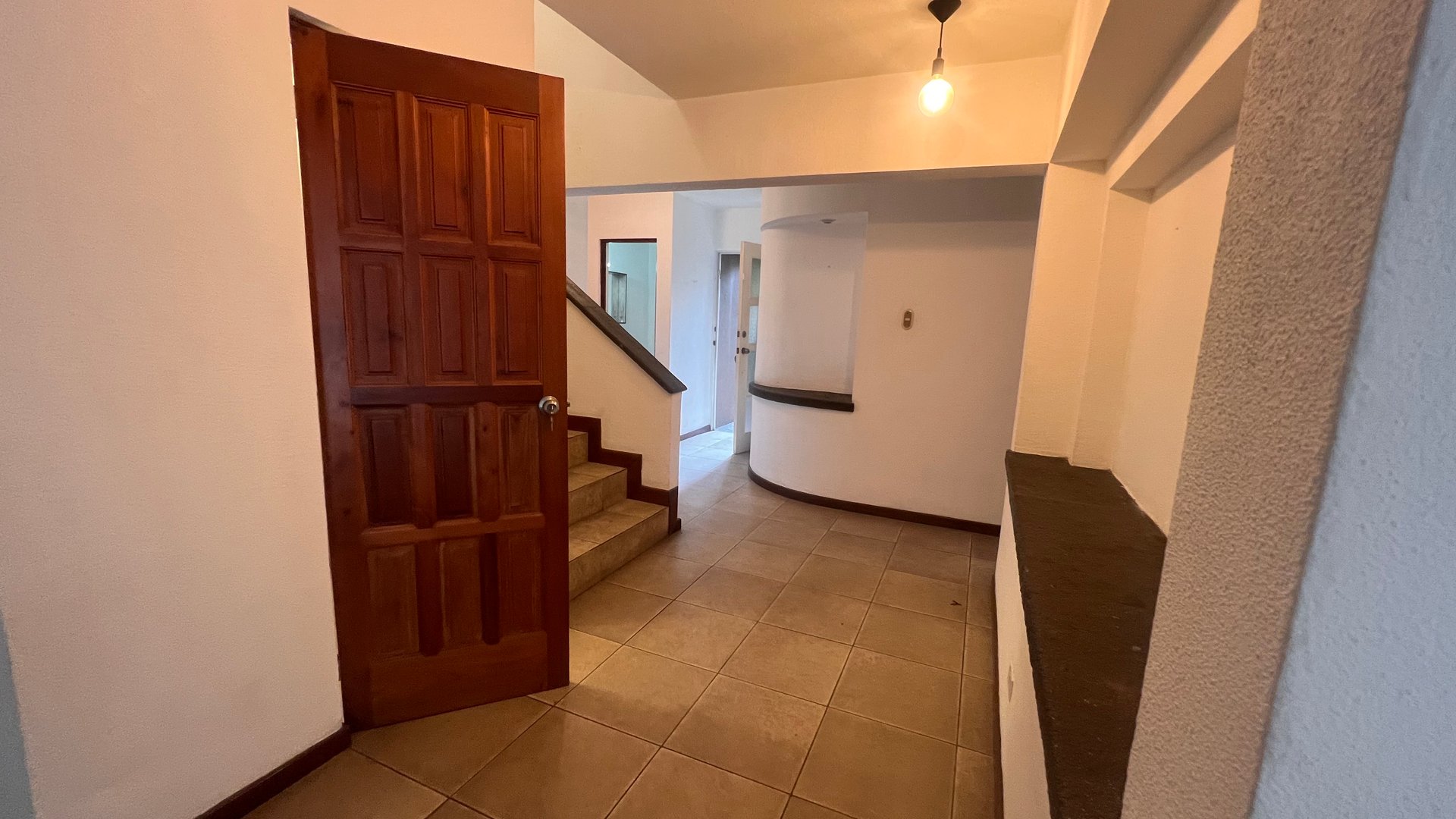 Lindo towhouse en renta Cantabria zona 13 - Miniatura 19