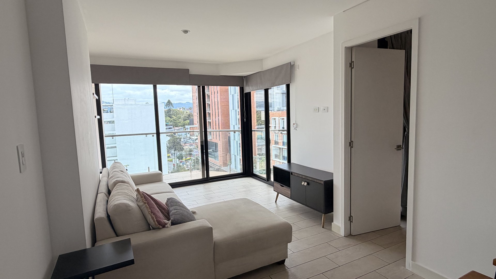 Apartamento en Alquiler Edificio Quo, zona 4  - Miniatura 5