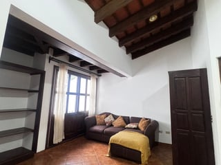 Renta de preciosa casa dentro de exclusivo residencial - 2