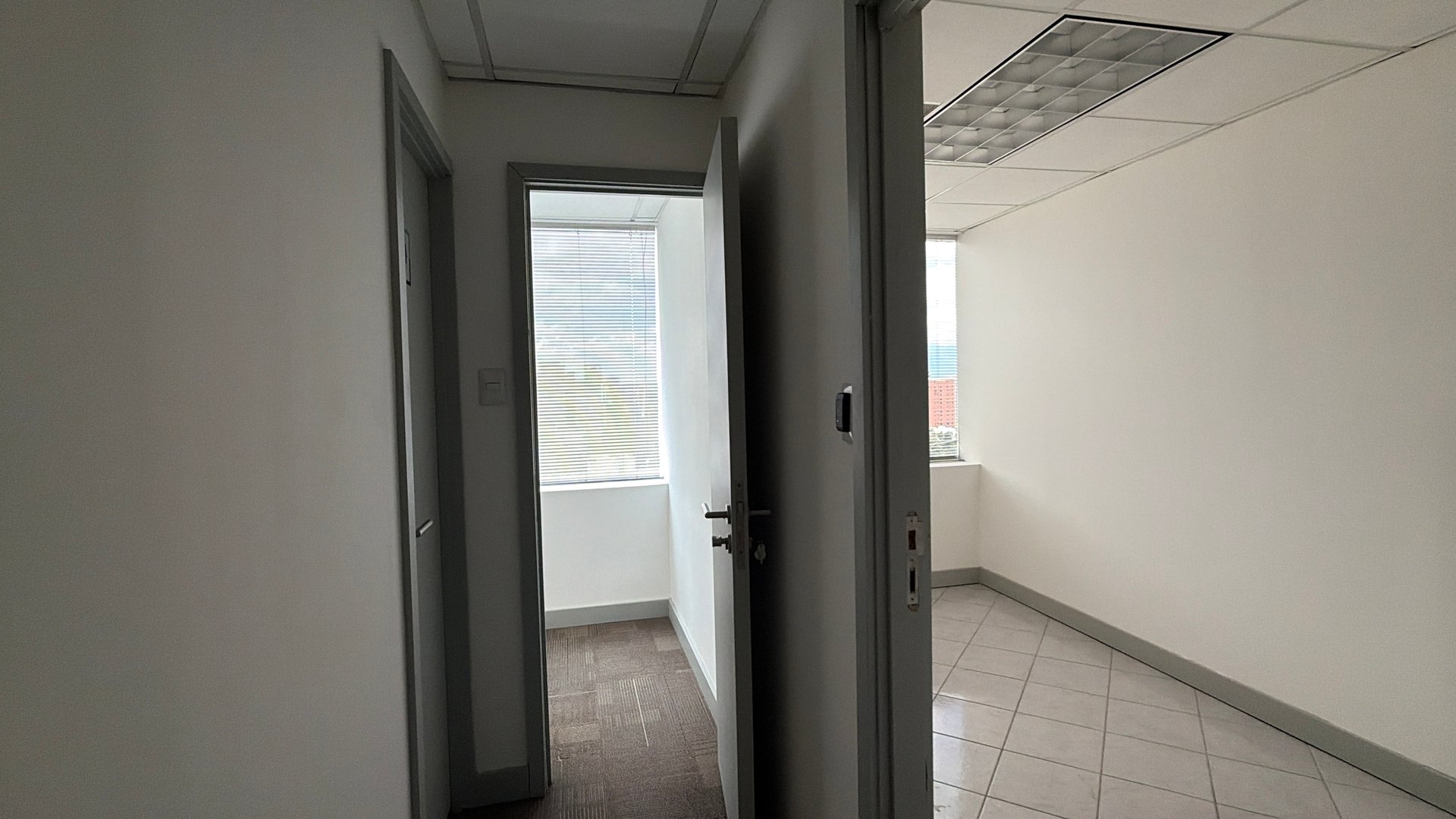 Oficina en Alquiler / Venta Edificio Europlaza, zona 14 - Miniatura 3