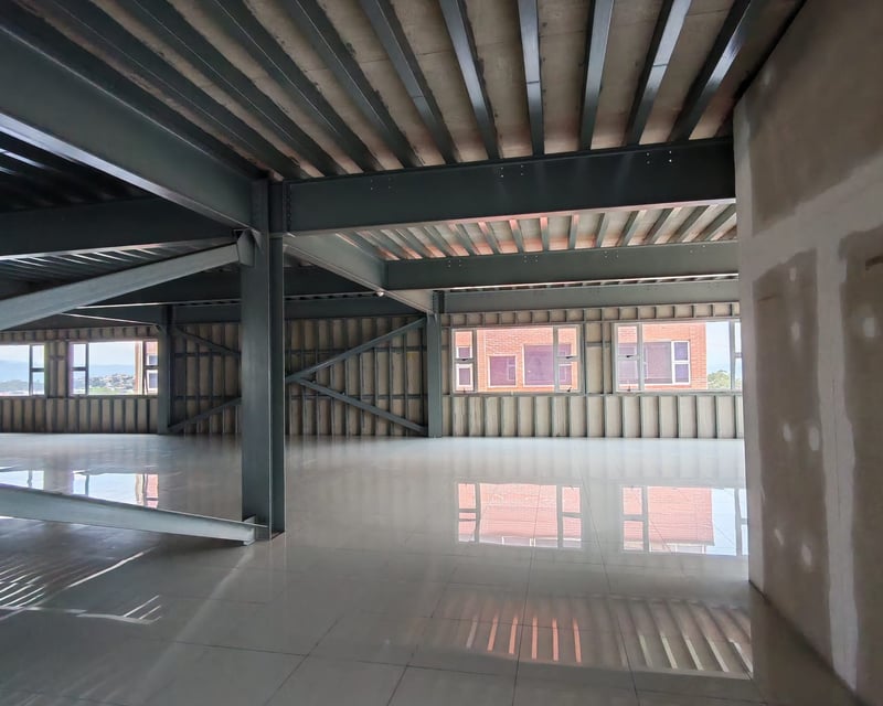 Rento Oficina Comercial en plaza Canadá zona 12