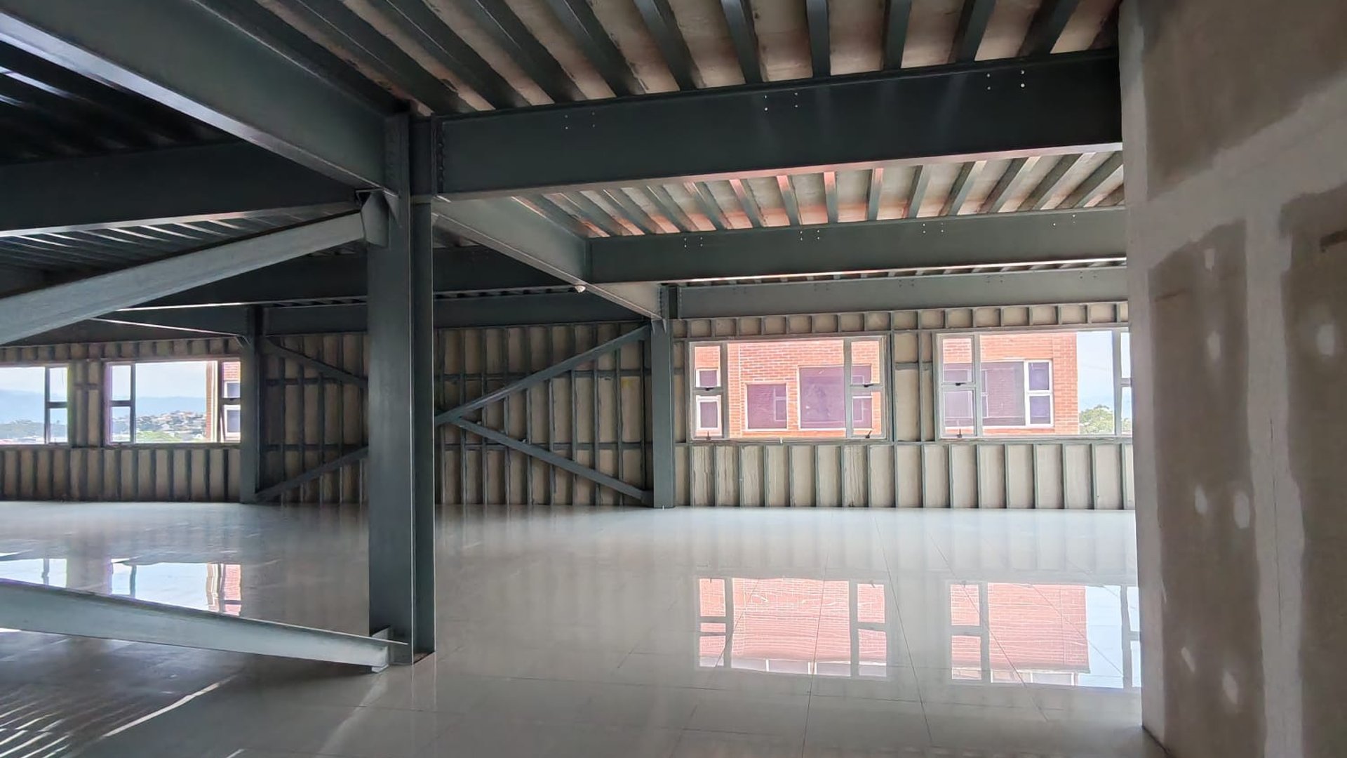 Rento Oficina Comercial en plaza Canadá zona 12